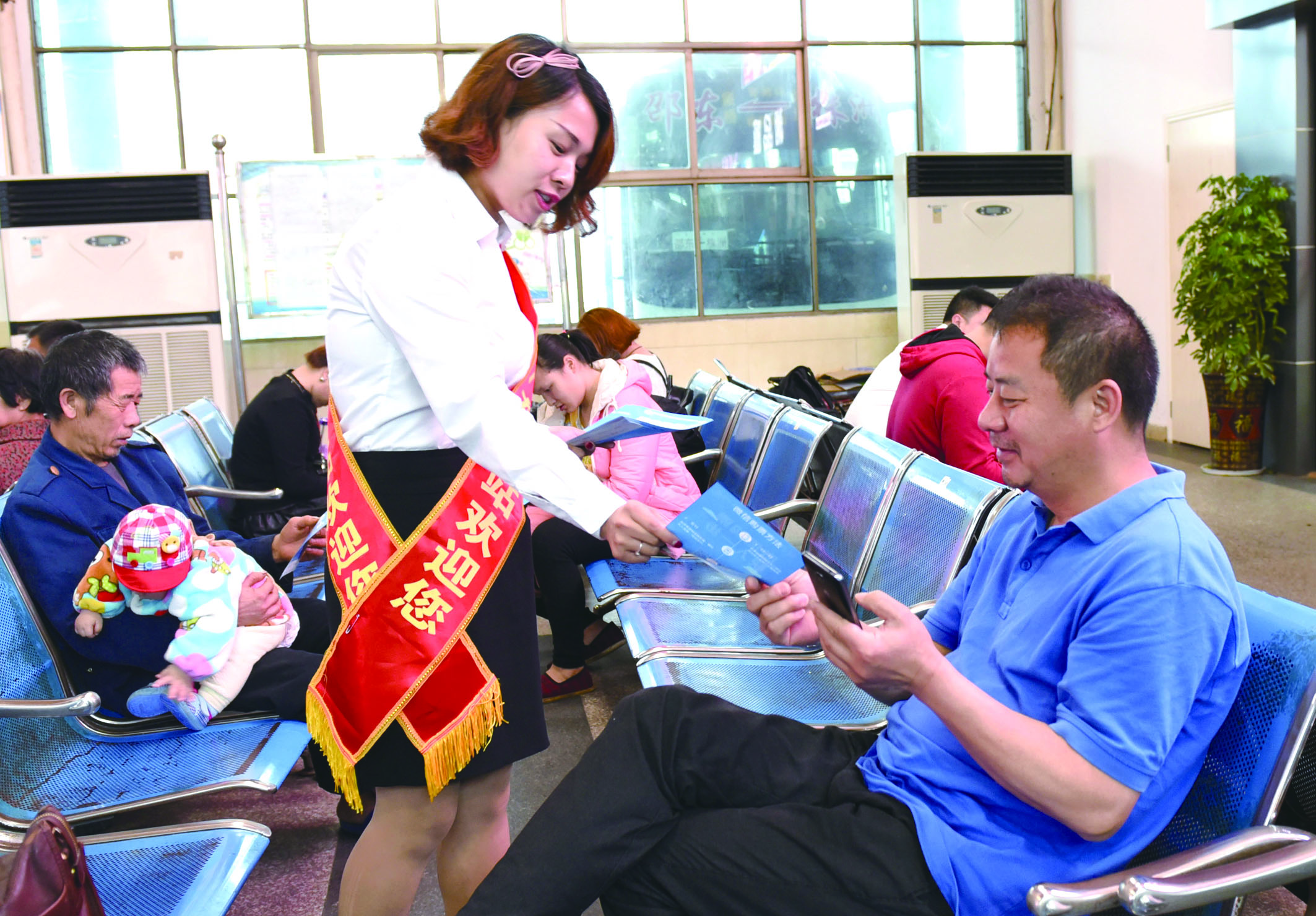 4月21日，邵東汽車西站工作人員在向旅客推介互聯(lián)網(wǎng)+站+車+客平臺的推廣應(yīng)用與購票實名制宣傳。