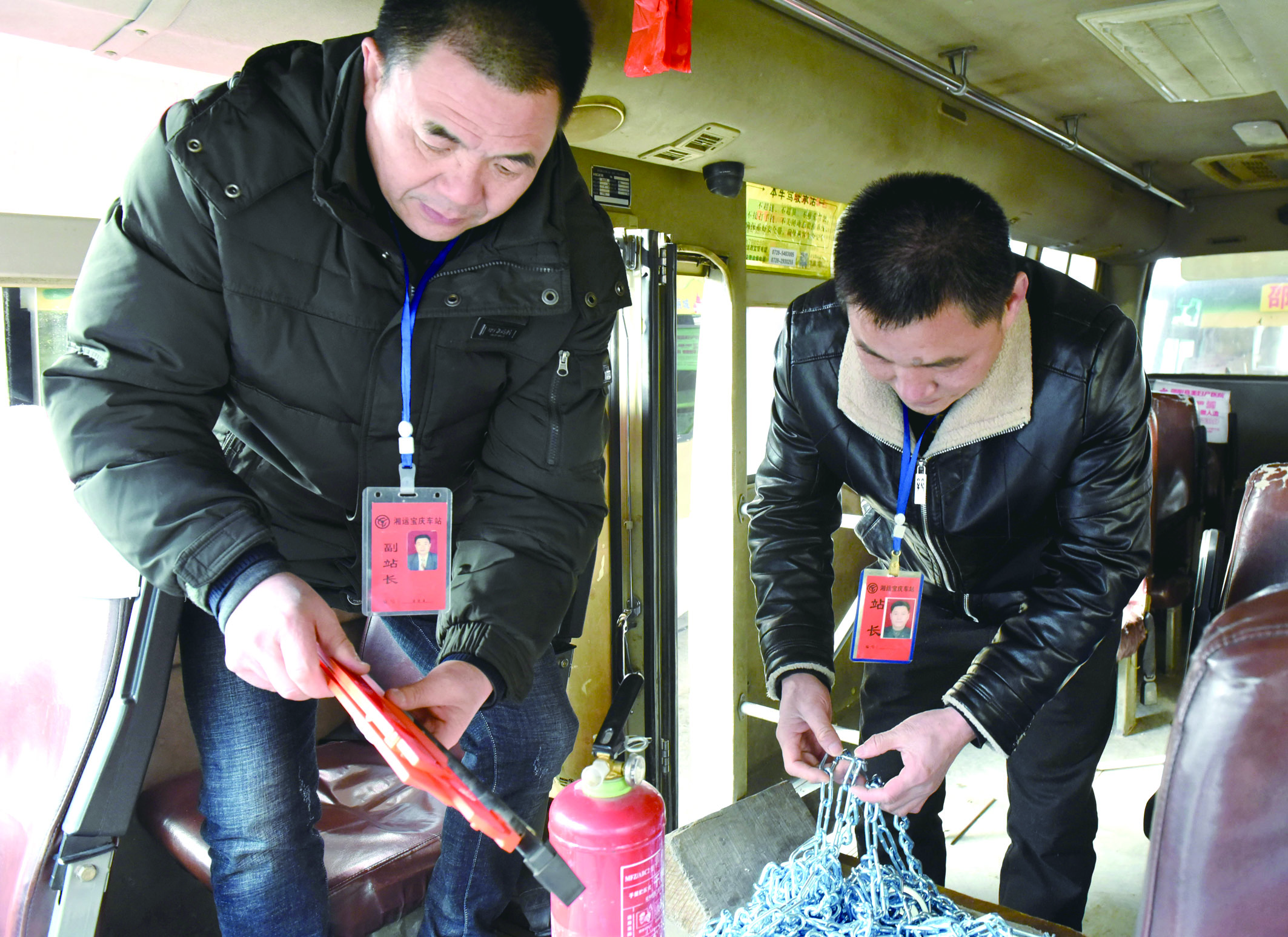 2月8日，市寶慶汽車站工作人員正在營運車上檢查應急設施及器材是否齊全有效