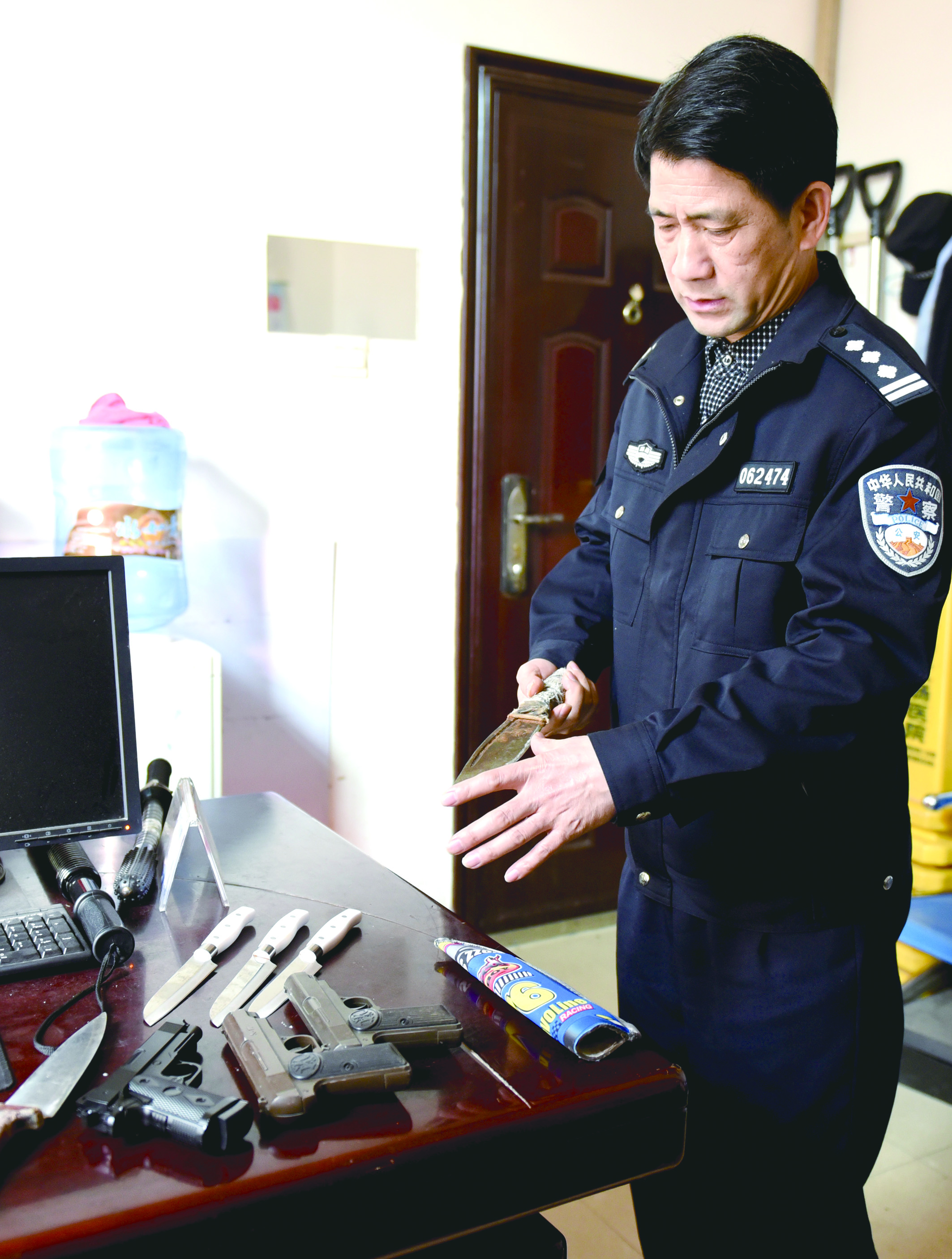 3月12日，邵東汽車西站警務室民警正在對所查獲的違禁品進行清點