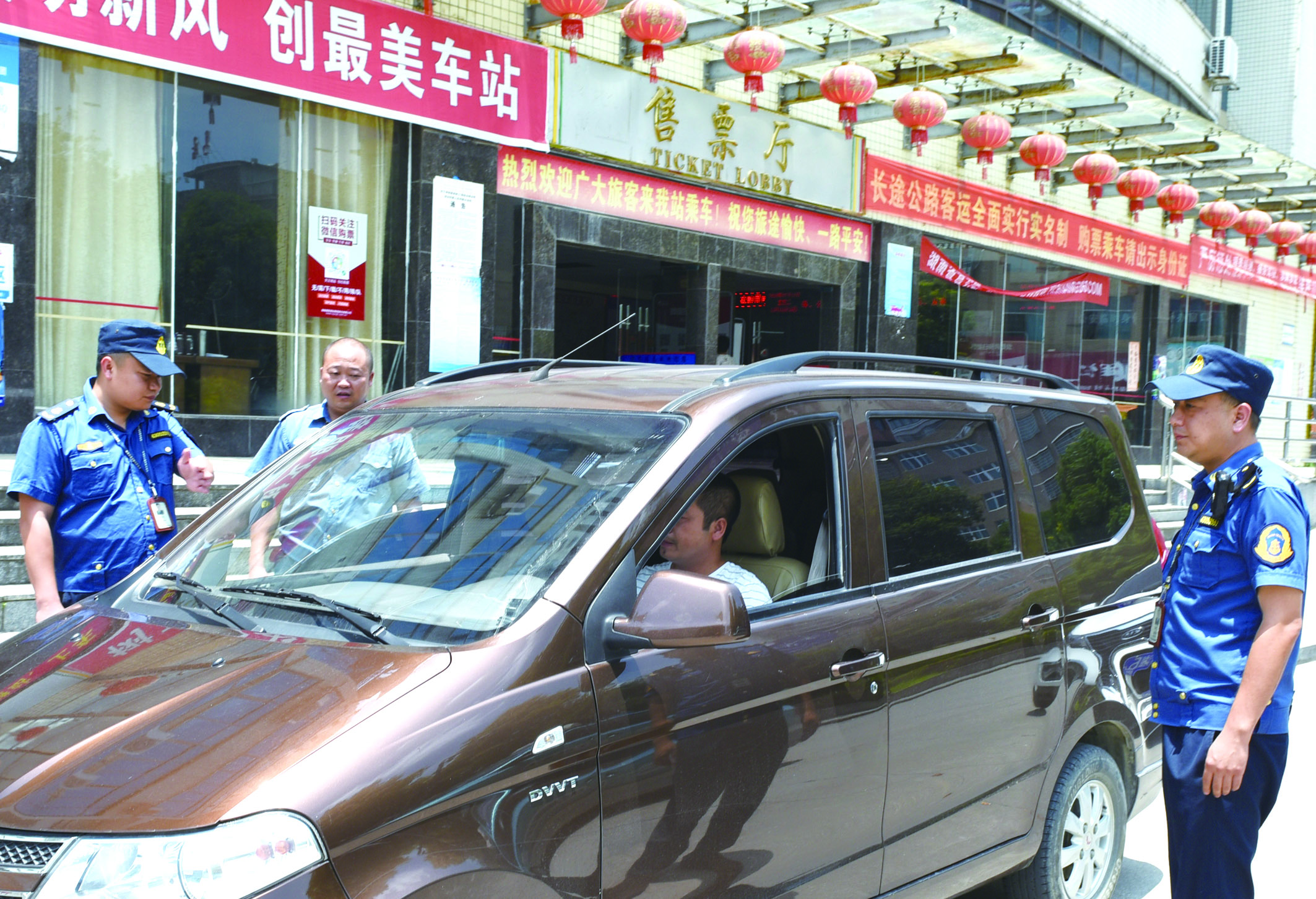 7月10日，洞口縣黃橋鎮(zhèn)副鎮(zhèn)長謝揚標（右）在黃橋汽車站檢查營運客車安全檢查情況。近段時間以來，黃橋汽車站全面排查交通安全等方面存在的安全隱患，并及時予以整改到位，做到防患于未然，確保安全生產(chǎn)工作萬無一失。據(jù)了解，今年上半年已消除交通安全隱患10余起。  李祖冠    攝影報道 