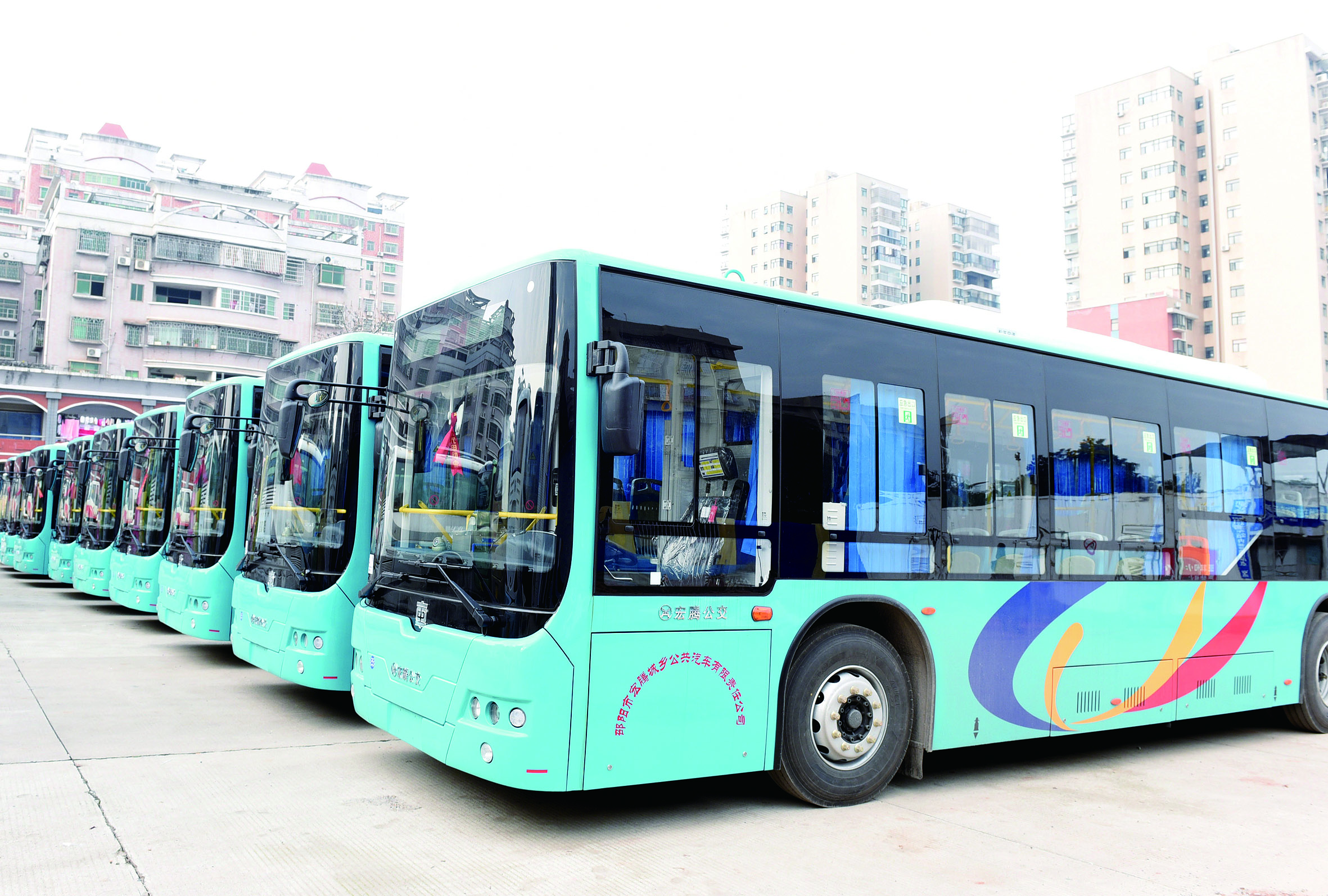 2月26日，筆者在宏騰城鄉(xiāng)公共汽車公司偌大的停車坪見到，其30輛公交車輛成一字型排列整裝待發(fā)。